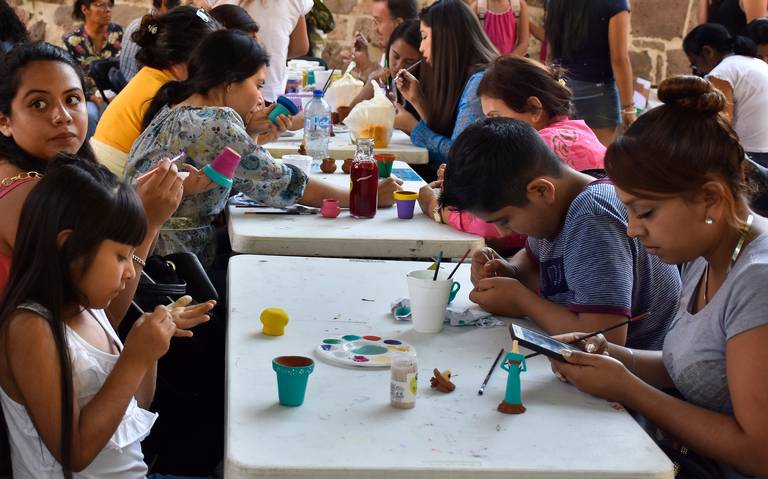 Niños Con La Pintura Del Profesor Foto de archivo - Imagen de
